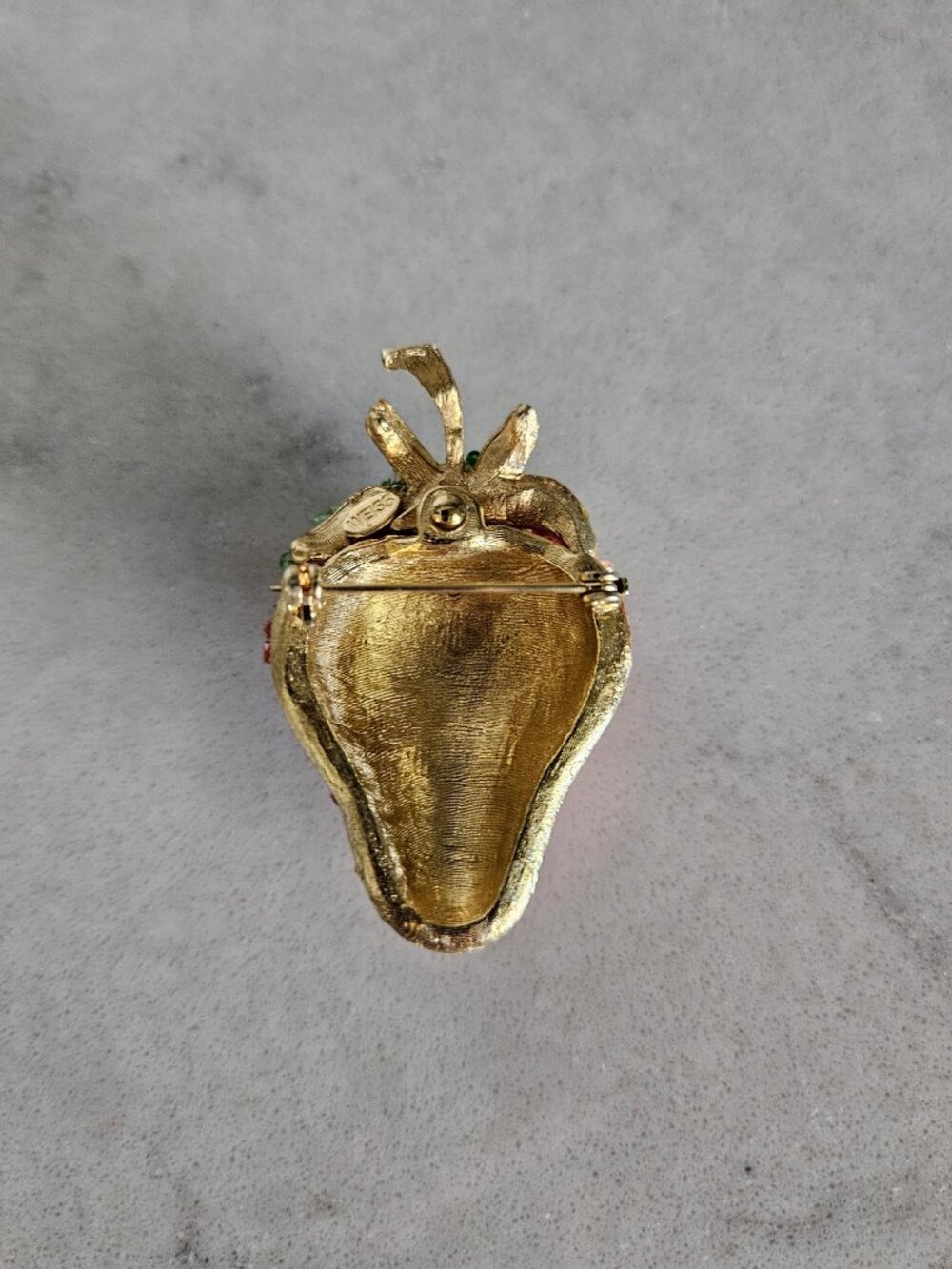 RARE & VINTAGE WEISS GLAZED STRAWBERRY CRYSTAL BROOCH /PIN IN HEAVY GOLD SETTING - Picture 13 of 15
